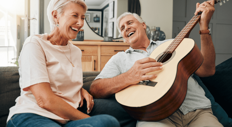 Two older folks playing the guitare